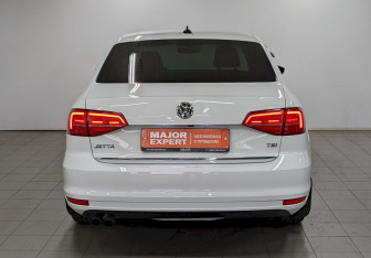 Подержанный автомобиль Volkswagen Jetta Sedan 2017 года (6 фото)