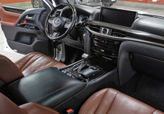 Подержанный автомобиль Lexus LX 2018 года (11 фото)