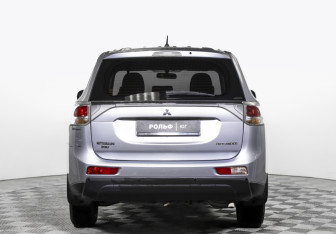 Подержанный автомобиль Mitsubishi Outlander 2013 года (6 фото)