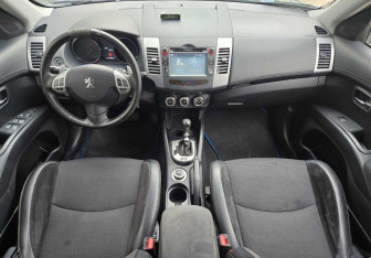 Подержанный автомобиль Peugeot 4007 2009 года (9 фото)