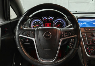 Подержанный автомобиль Opel Astra Hatchback 2011 года (12 фото)