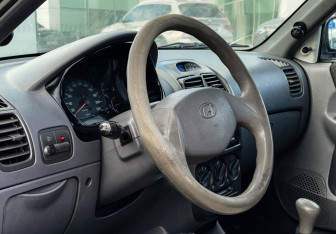 Подержанный автомобиль Hyundai Accent Sedan 2002 года (13 фото)