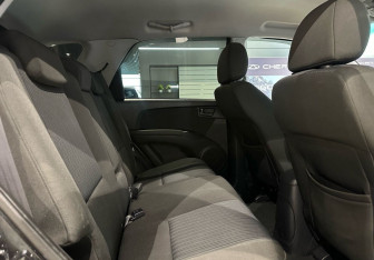 Подержанный автомобиль Kia Sportage 2009 года (12 фото)