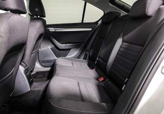 Подержанный автомобиль Skoda Octavia Liftback 2018 года (10 фото)