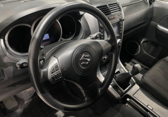 Подержанный автомобиль Suzuki Grand Vitara 2011 года (14 фото)