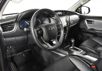 Подержанный автомобиль Toyota Fortuner 2020 года (9 фото)