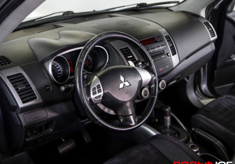 Подержанный автомобиль Mitsubishi Outlander 2008 года (11 фото)