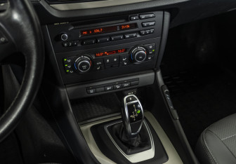 Подержанный автомобиль BMW X1 2014 года (14 фото)