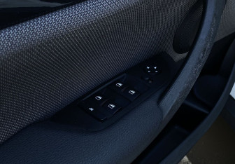 Подержанный автомобиль BMW X1 2011 года (17 фото)