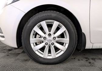 Подержанный автомобиль Kia Cerato Sedan 2015 года (18 фото)