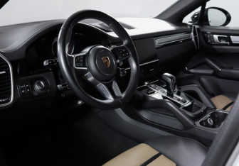 Подержанный автомобиль Porsche Cayenne 2022 года (13 фото)
