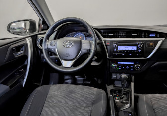 Подержанный автомобиль Toyota Auris Hatchback 2013 года (27 фото)