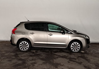 Подержанный автомобиль Peugeot 3008 2010 года (7 фото)