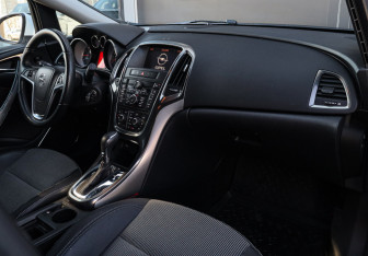 Подержанный автомобиль Opel Astra Hatchback 2010 года (7 фото)