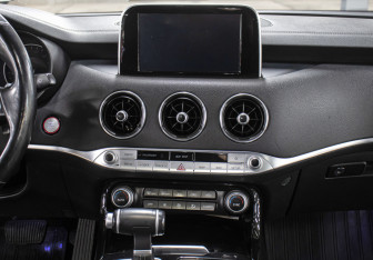 Подержанный автомобиль Kia Stinger 2018 года (15 фото)