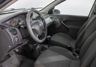 Подержанный автомобиль Ford Focus Sedan 2003 года (10 фото)