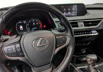 Подержанный автомобиль Lexus UX 2020 года (26 фото)