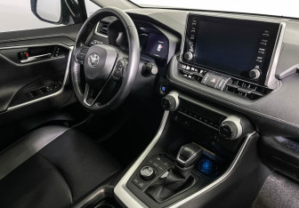 Подержанный автомобиль Toyota RAV4 2021 года (9 фото)