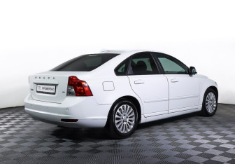 Подержанный автомобиль Volvo S40 2010 года (5 фото)