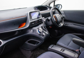 Подержанный автомобиль Toyota Sienta 2017 года (10 фото)