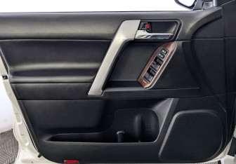 Подержанный автомобиль Toyota Land Cruiser Prado 2017 года (18 фото)