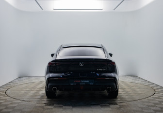 Подержанный автомобиль Changan UNI-V 2023 года (4 фото)