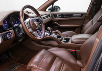 Подержанный автомобиль Porsche Cayenne 2019 года (10 фото)