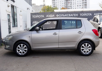 Подержанный автомобиль Skoda Fabia Hatchback 2011 года (8 фото)