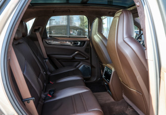 Подержанный автомобиль Porsche Cayenne 2018 года (12 фото)