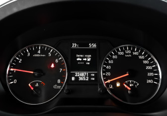 Подержанный автомобиль Nissan X-Trail 2013 года (16 фото)