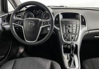 Подержанный автомобиль Opel Astra Sedan 2014 года (12 фото)