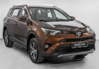 Подержанный автомобиль Toyota RAV4 2016 года (3 фото)
