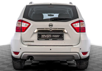 Подержанный автомобиль Nissan Terrano 2014 года (6 фото)
