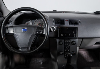 Подержанный автомобиль Volvo V50 2004 года (11 фото)