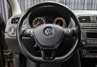 Подержанный автомобиль Volkswagen Polo Sedan 2017 года (17 фото)