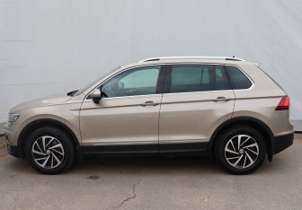 Подержанный автомобиль Volkswagen Tiguan 2018 года (8 фото)