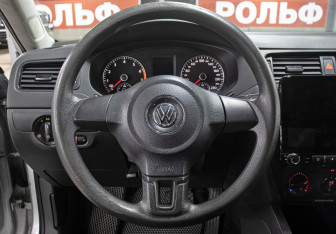 Подержанный автомобиль Volkswagen Jetta Sedan 2013 года (17 фото)