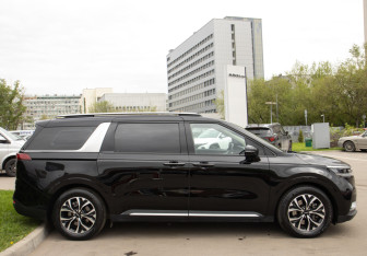 Подержанный автомобиль Kia Carnival 2022 года (3 фото)