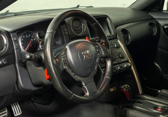 Подержанный автомобиль Nissan GT-R 2011 года (14 фото)