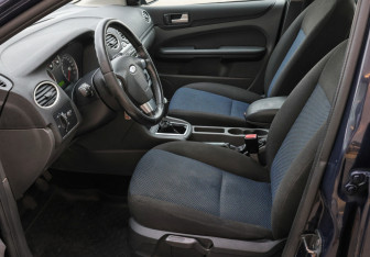 Подержанный автомобиль Ford Focus Sedan 2006 года (15 фото)