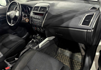 Подержанный автомобиль Mitsubishi ASX 2011 года (11 фото)