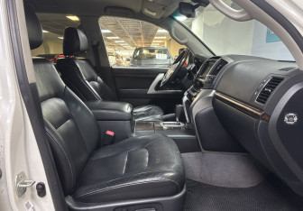 Подержанный автомобиль Toyota Land Cruiser Suv 2014 года (10 фото)
