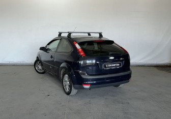 Подержанный автомобиль Ford Focus Hatchback 2005 года (7 фото)