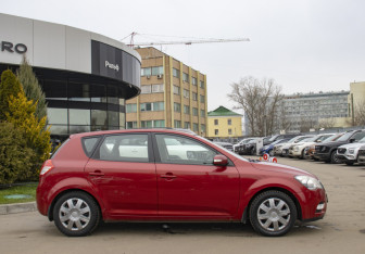 Подержанный автомобиль Kia Ceed Hatchback 2011 года (4 фото)