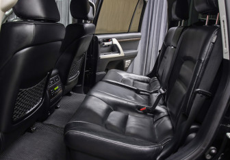 Подержанный автомобиль Toyota Land Cruiser Suv 2012 года (13 фото)