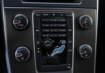 Подержанный автомобиль Volvo S60 2012 года (15 фото)