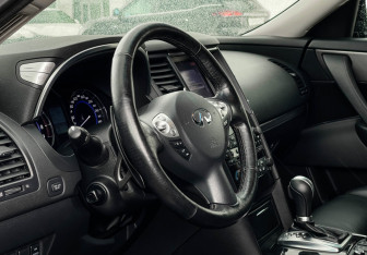 Подержанный автомобиль Infiniti QX70 2017 года (13 фото)