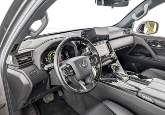 Подержанный автомобиль Lexus LX 2024 года (16 фото)