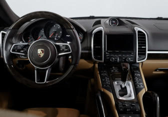 Подержанный автомобиль Porsche Cayenne 2015 года (12 фото)