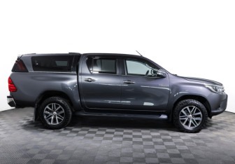 Подержанный автомобиль Toyota Hilux 2015 года (4 фото)